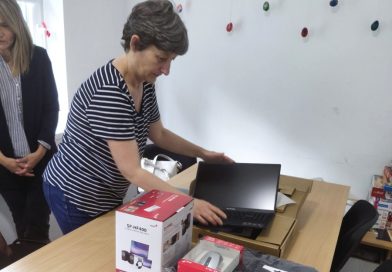 Недеља сећања и заједништва: Ученици, родитељи и колектив ОШ „Бранко Радичевић” обезбедили рачунарску опрему за Омладински центар Недеља сећања и заједништва: Ученици, родитељи и колектив ОШ „Бранко Радичевић” обезбедили рачунарску опрему за Омладински центар
