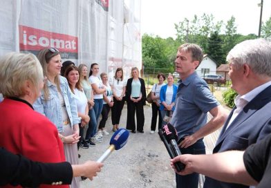 Министар за јавна улагања Дарко Глишић обишао радове у Основној школи „Браћа Рибар” Министар за јавна улагања Дарко Глишић обишао радове у Основној школи „Браћа Рибар”