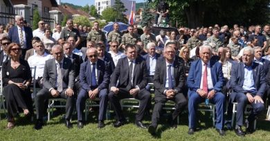 Делегација општине Мали Зворник у Братунцу одала пошту српским жртвама Средњег Подриња и Бирча Делегација општине Мали Зворник у Братунцу одала пошту српским жртвама Средњег Подриња и Бирча