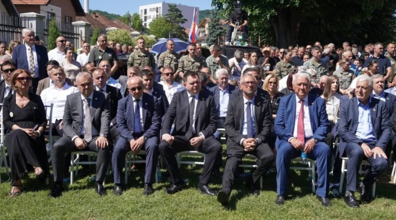 Делегација општине Мали Зворник у Братунцу одала пошту српским жртвама Средњег Подриња и Бирча Делегација општине Мали Зворник у Братунцу одала пошту српским жртвама Средњег Подриња и Бирча