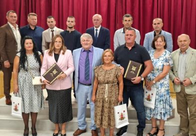 Дан општине Мали Зворник: Представљени резултати рада и уручена признања заслужним појединцима и институцијама Дан општине Мали Зворник: Представљени резултати рада и уручена признања заслужним појединцима и институцијама